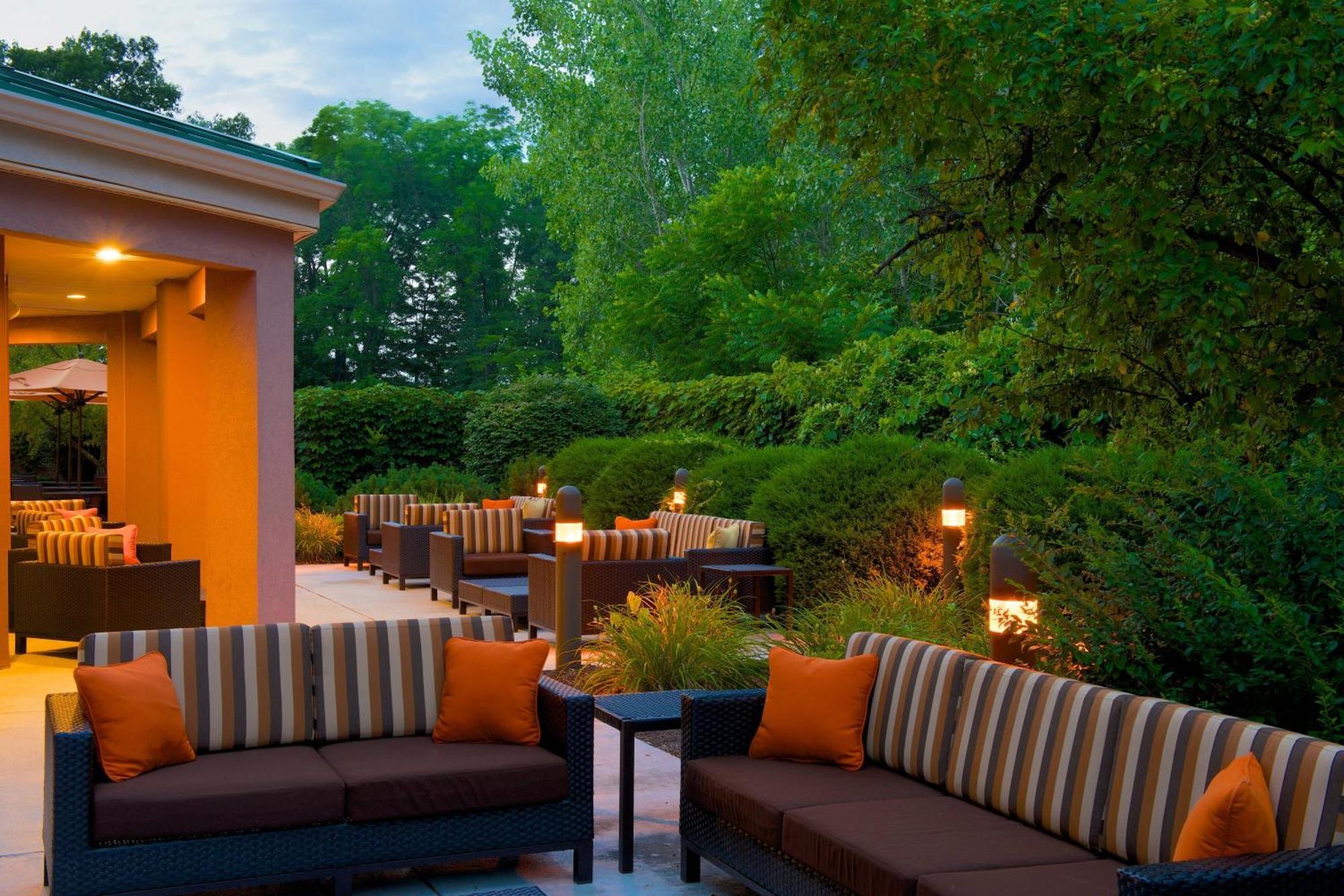 Country Inn & Suites By Radisson, Columbus-Edinburgh Exterior photo