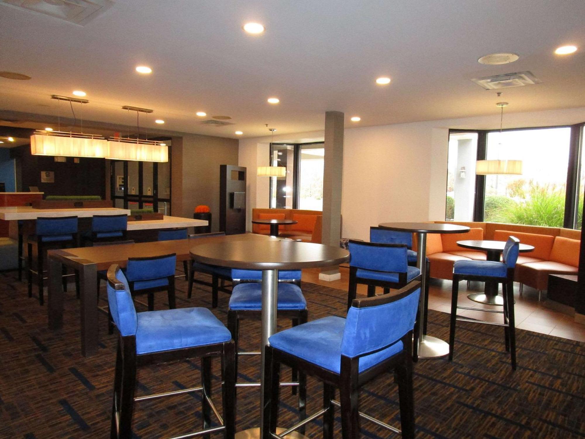Country Inn & Suites By Radisson, Columbus-Edinburgh Exterior photo